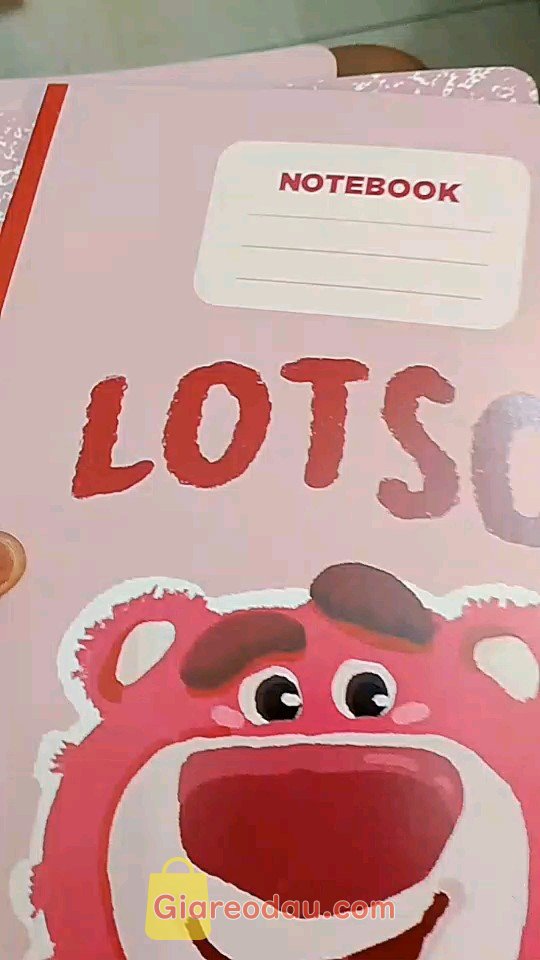 Giảm giá 1 Quyển Vở Gấu Dâu - Tập vở kẻ ngang Gấu Lotso cute - sổ tay Gấu Hồng chất lượng cao 200 trang. Vở đẹp. Shop giao đúng trang, đúng kích thước mà mik đặt nha. Lần. 