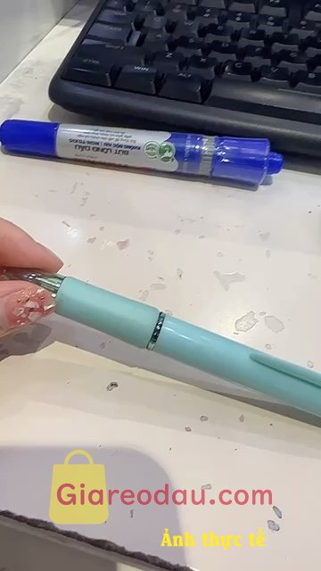 Giảm giá [Mã giảm 43%] Bút Bi Bấm Nhiều Màu 4in1 Chính Hãng Deli - Thiết Kế Màu Pastel Nét Mực Trơn Tru Nhanh Khô Ngòi Bi 1mm Siêu Êm Ái. Mực ra đều màu tuy nhiên trông hơi cũ. Kiểu bẩn bám bụi. Tamh ổn.. 