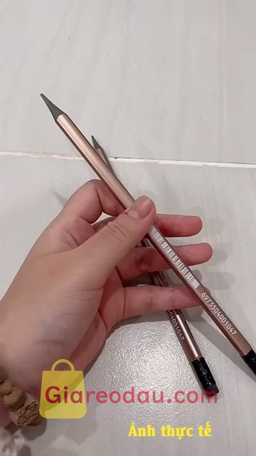 Giảm giá [Mã giảm 44%] Bút Chì Bạc 1K HB Tam Giác Deli Dễ Tẩy Xóa An Toàn Vẽ Mỹ Thuật Tập Viết Làm Bài Kiểm Tra Học Sinh Sinh Viên Trẻ Nhỏ. Bút chì tốt có cả đầu tẩy giá rẻ chỉ 1k nên mua lắm mọi người. 