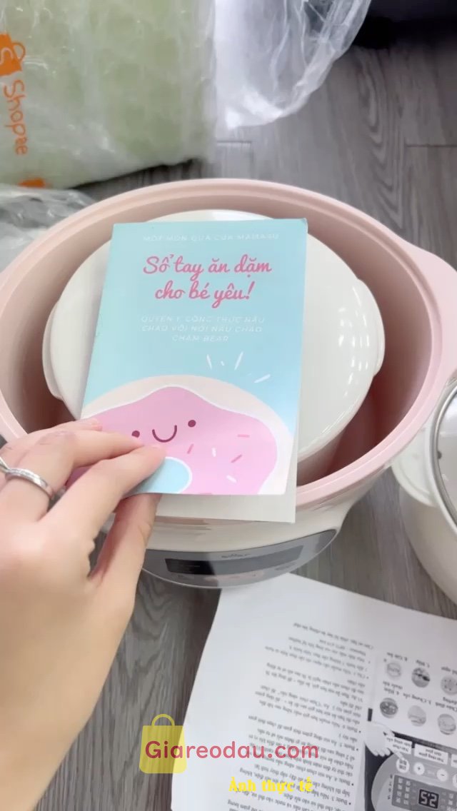 Giảm giá Công thức nấu Nồi nấu cháo chậm Bear - Sổ tay ăn dặm nồi ninh hầm cho bé. Nhìn cứng cáp, xịn . Chắc xài ok. Shop còn tặng thêm thìa và sổ. 