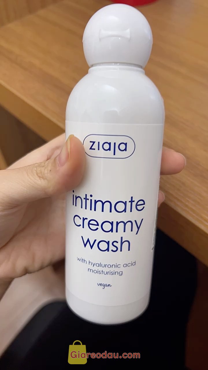 Giảm giá Dung Dịch Vệ Sinh Phụ Nữ Intimate With Hyaluronic Acid ZIAJA Hỗ Trợ Dưỡng Ẩm, Làm Sạch 200ml. GiỐng chai vệ sinh mua ở hiệu thuốc, mùi khá là dễ chịu, chua dùng. 