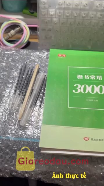 Giảm giá [Mã giảm 38%] Giấy luyện viết 3000 chữ Hán in chìm thể khải thư - hành thư( TẶNG KÈM 1 BÚT 10 NGÒI BAY MÀU). Shop gửi đủ hàng, tặng kèm viết mực bay hay sao á, tớ viết xíu. 