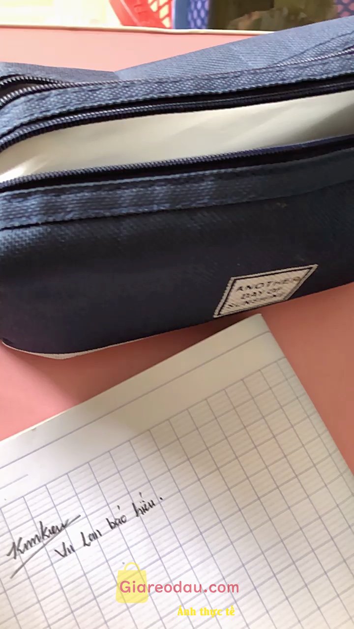 Giảm giá [Mã giảm 40%] Hộp bút vải dù Oxford 2 ngăn đa năng đựng bút, máy tính casio, mỹ phẩm và các loại đồ dùng học tập có quai treo BMBooks. Hộp bút ngăn chứa khá là rộng. Chất vải bố chắc chắn và bền.. 