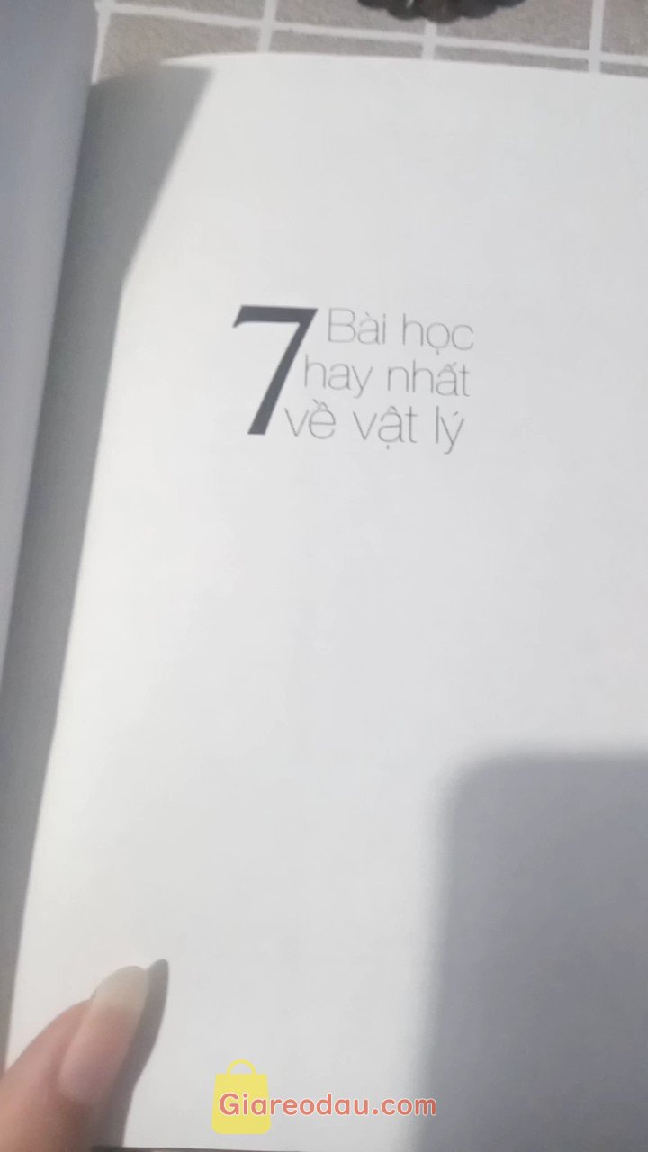 Giảm giá [Mã giảm 25%] Sách 7 Bài Học Hay Nhất Về Vật Lý - Seven Brief Lessons On Physics - Carlo Rovelli (Tái Bản Mới Nhất, Omega+). Cuốn này mình thấy cách viết ngắn gọn, trọng tâm khi người đọc. 