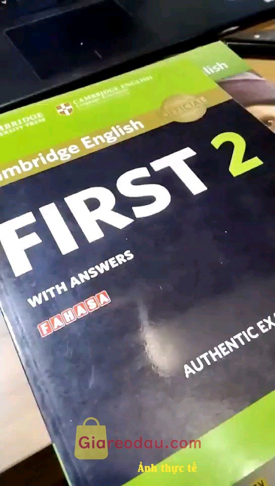 Giảm giá Sách Cambridge First 2 (chứng chỉ FCE). cgiac bìa hơi xước xước á, shop cbi hàng hơi lâu, mình ở hn mà gần. 