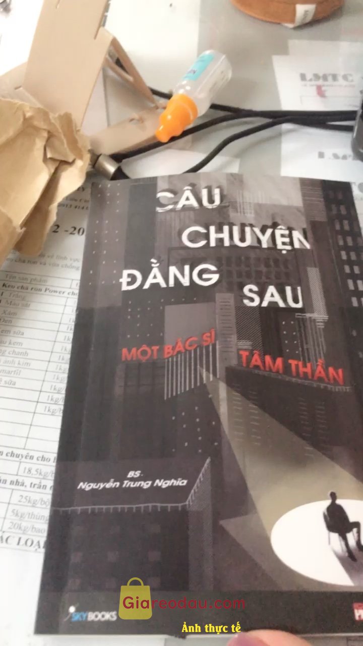 Giảm giá [Mã giảm 28%] Sách Câu Chuyện Đằng Sau Một Bác Sĩ Tâm Thần AZVietNam. Giao sách đã đọc qua rồi. Nếp gấp sách nhiều. Chê ạ. Bọc sách. 