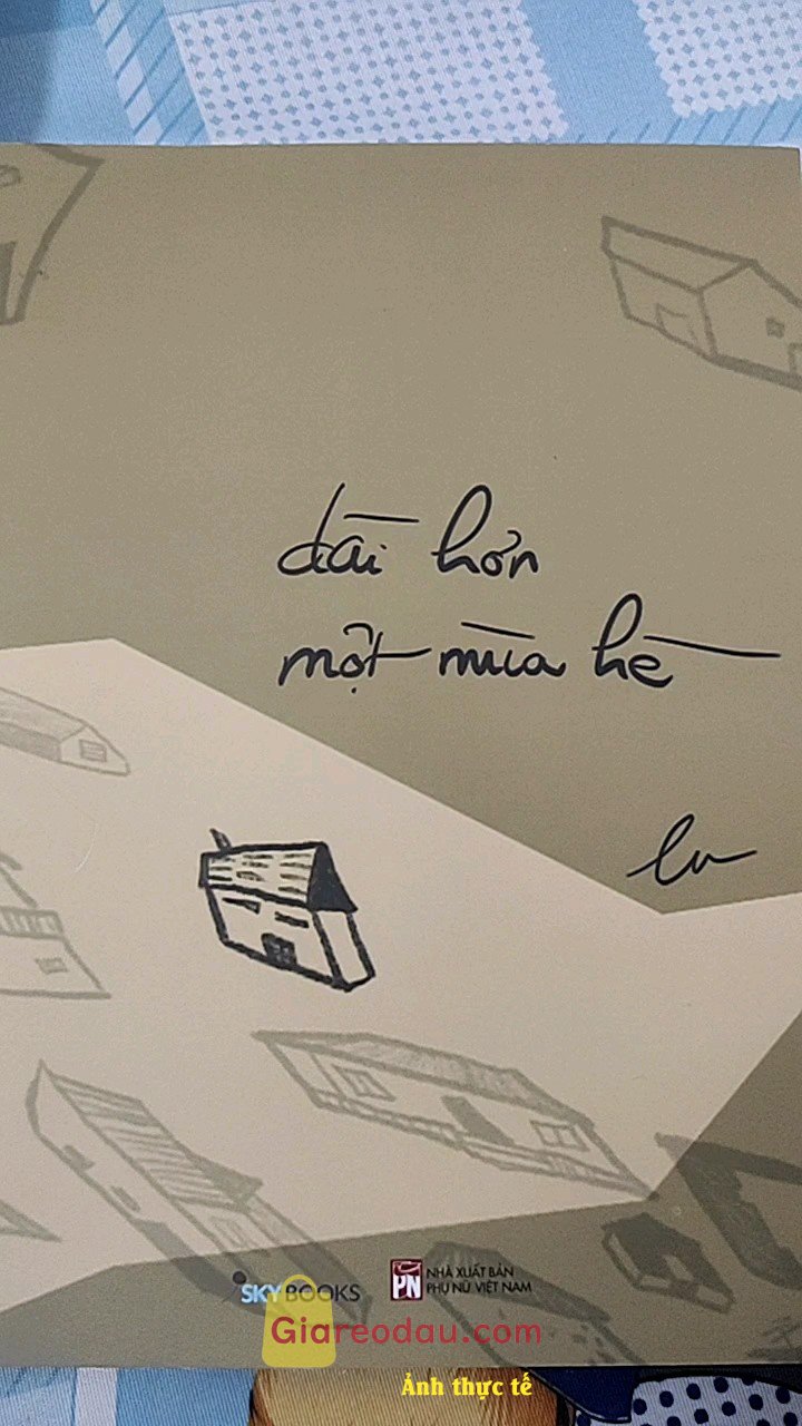 Giảm giá [Mã giảm 28%] Sách Dài Hơn Một Mùa Hè. Sách của anh Lu bìa đẹp, chữ anh Lu cũng đẹp nữa. 2 cuốn sách đều. 