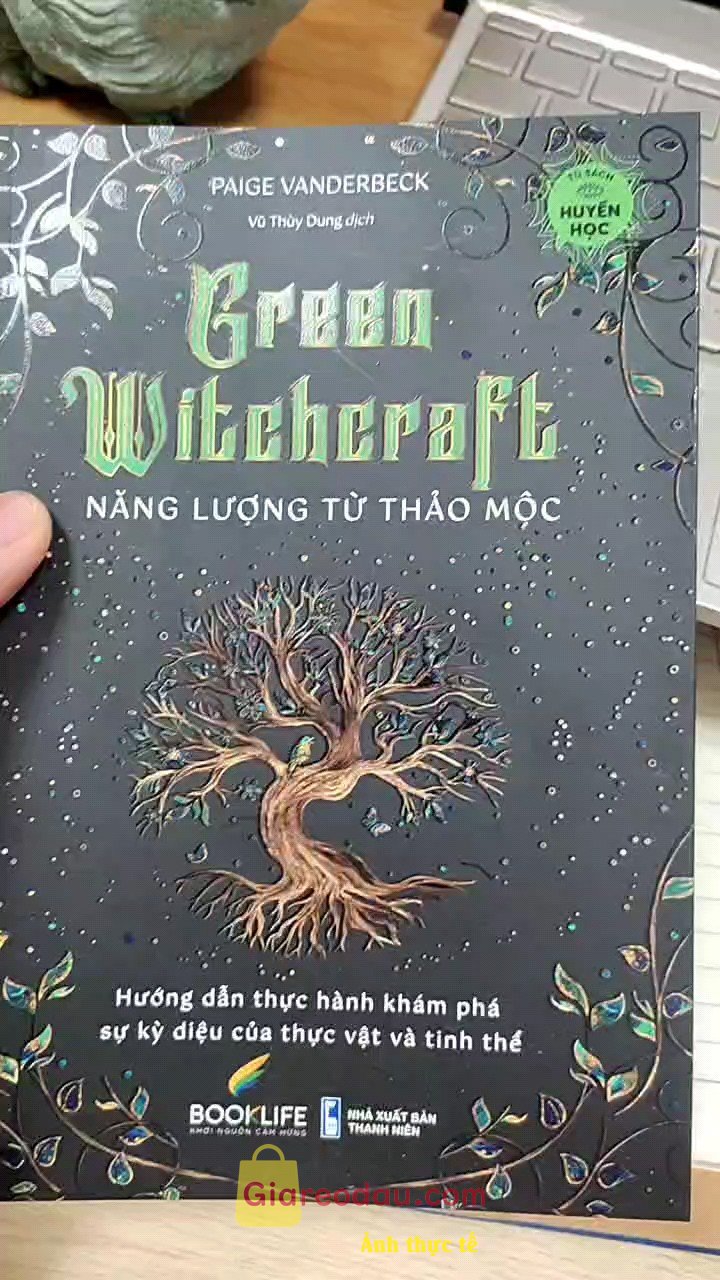 Giảm giá [Mã giảm 27%] Sách Green Withcraft Năng lượng từ thảo mộc. Chất lượng giấy xấu, giấy mỏng, nhìn như sách in lậu. Bên gáy. 