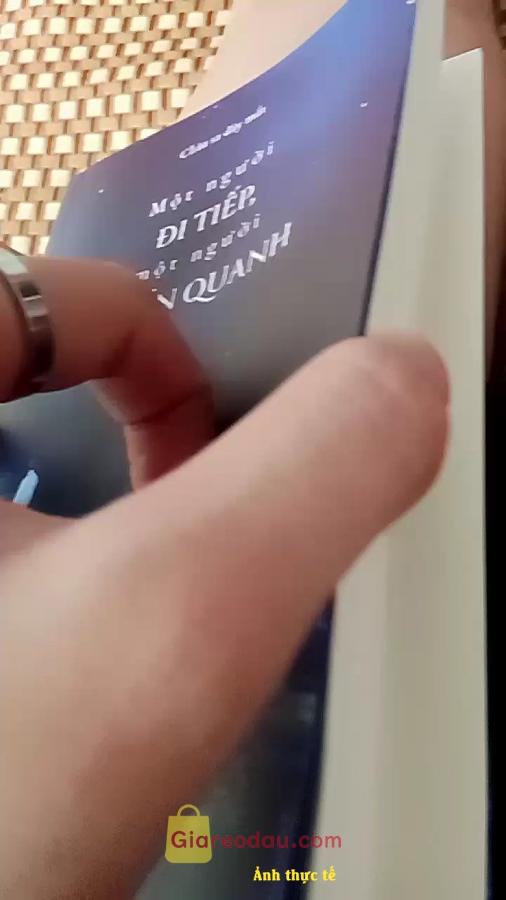 Giảm giá [Mã giảm 31%] Sách Một Người Đi Tiếp - Một Người Quẩn Quanh AZVietNam. Sách nhỏ gọn mà chứa đầy tâm tư luôn, shop đóng gói cẩn thận. 