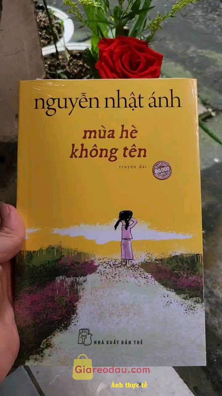 Giảm giá [Mã giảm 21%] Sách Mùa Hè Không Tên Tặng Kèm Bookmark 2 Mặt + Poster Tranh + Chữ Ký Ngẫu Nhiên. Fahasa đóng gói sách cẩn thận, có bọc lớp chống sốc, sách có màng. 