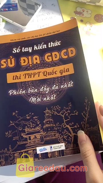 Giảm giá [Mã giảm 37%] Sách Sổ Tay Kiến Thức Sử Địa GDCD lớp 12 Ôn Thi THPT Cấp Tốc- Phiên bản mới nhất 2023. Mình thấy hệ thống kiến thức khá gọn gàng, đầy đủ, đồng thời. 