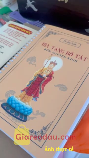 Giảm giá Sách Tập Chép Kinh Địa Tạng (bìa mềm - in chữ mờ - kèm 1 bút và 5 ruột). Sách in rất đẹp font chữ này dễ tô nữa mình rất thích nhận đc. 