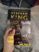 Giảm giá [Mã giảm 27%] Sách The Outsider Kẻ Song Trùng Stephen King. Giao hàng nhanh,giấy đẹp,in cũng ok.Mình chưa đọc chưa biết hay không.. 