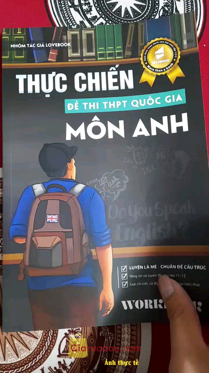 Giảm giá Sách Thực chiến đề thi THPT Quốc gia môn Anh. Phải nói khi sản phẩm về mình rất ưng, bộ sách này có cả workbook. 