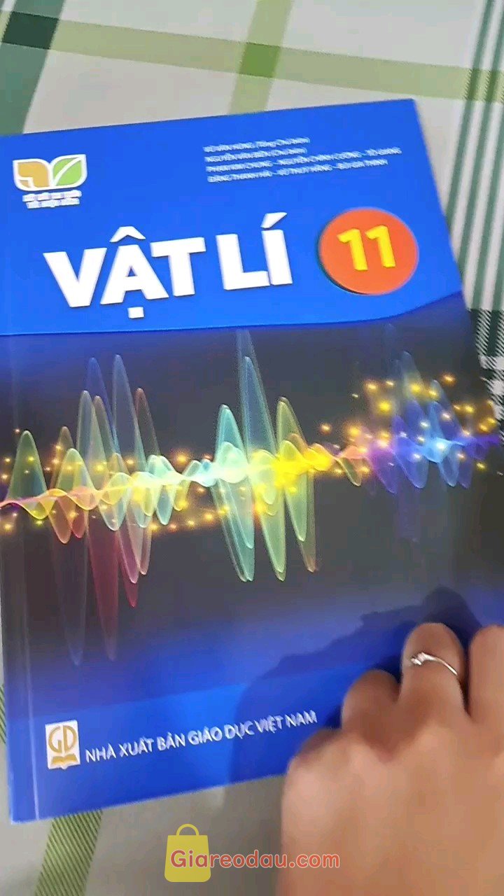Giảm giá SGK Vật lí 11 - Kết nối tri thức với cuộc sống. Tr ơi kiếm quyển sách mà như mò kim đáy bể.  Đi hết mấy cái nhà. 