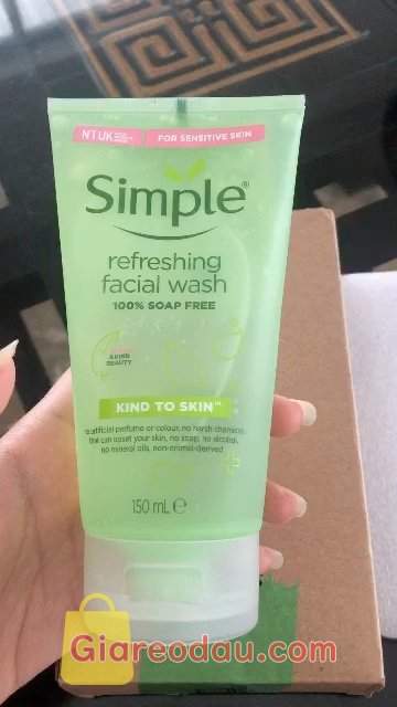 Giảm giá [Mã giảm 23%] Sữa rửa mặt Simple lành tính sạch thoáng - cho da nhạy cảm 150ml [CHÍNH HÃNG ĐỘC QUYỀN] [DIỆN MẠO MỚI]. Đóng gói đẹp và cẩn thận . Sữa rửa mặt có mùi hương nhẹ ,. 